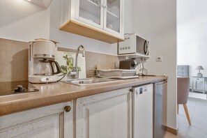 Réfrigérateur, micro-ondes, plaque de cuisson, lave-vaisselle