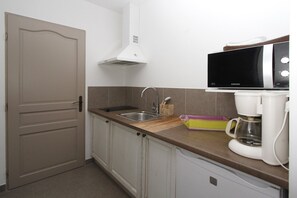 Kühlschrank, Mikrowelle, Herdplatte, Geschirrspüler