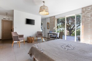 Iron/ironing board, WiFi - Apartment “La Suite - Le Mas Du Soleil” with Sea View, Wi-Fi and Air Conditioning (Sainte-Maxime)