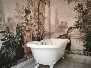 Shower, hair dryer, towels - Chez Diane - Aphrodite: Signature Junior Suite Guest Room (Saint-Amand-Montrond)