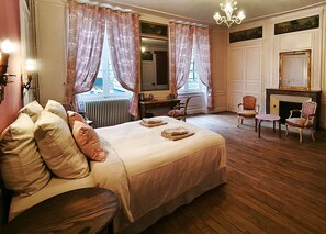 Silitysrauta/-lauta, Wi-Fi, vuodevaatteet