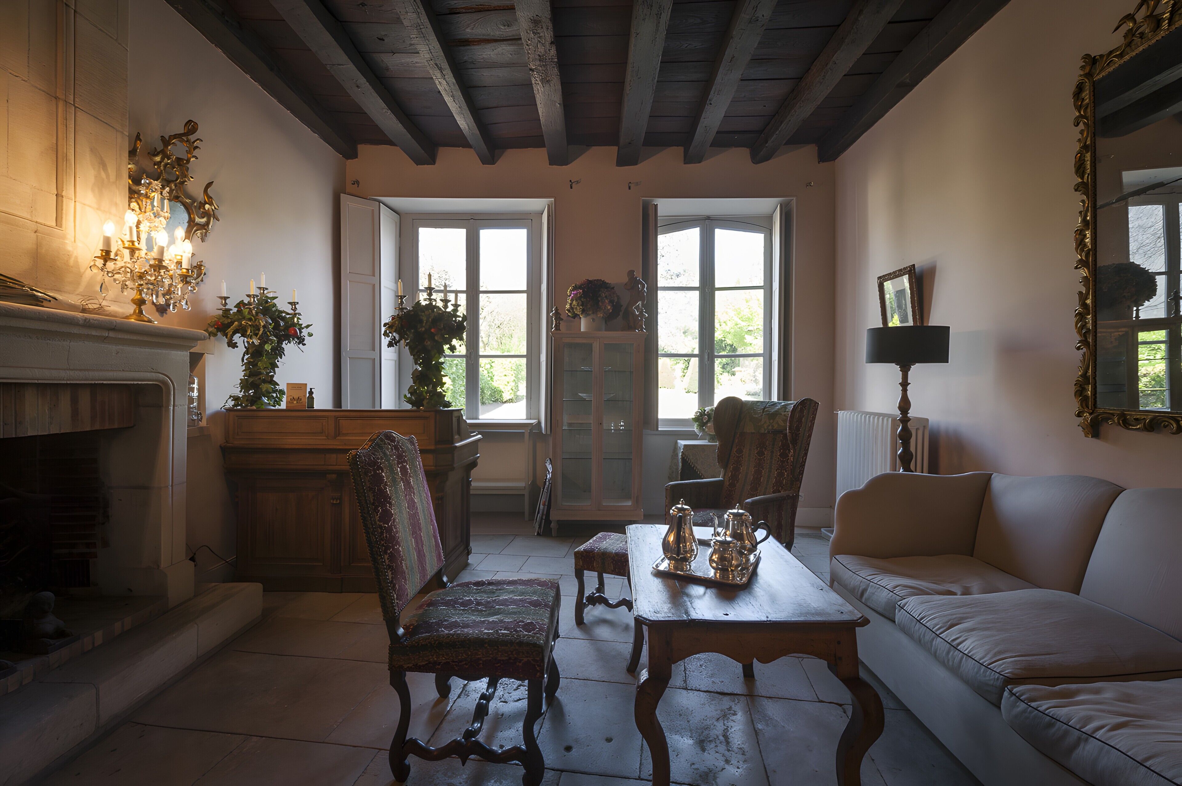 Une pièce de style traditionnel, dotée d’une cheminée, de meubles en bois et de grandes fenêtres.