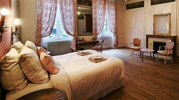 Een strijkplank/strijkijzer, wifi, beddengoed