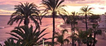 Appt 2 min from beach, shops & restaurants.