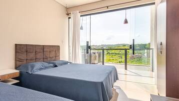 7 quartos, ferros/tábuas de passar roupa, Wi-Fi, roupa de cama