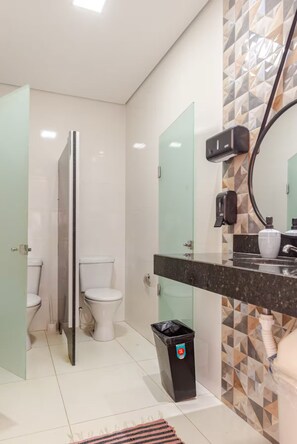 Shower, hair dryer, soap - Cintia Lima Party Venue and Lodging (Betim)
