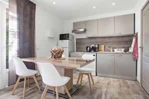 Frigorífico, microondas, placa de cocina y lavavajillas