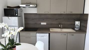 Refrigerador, microondas, parrilla de estufa y lavavajillas