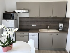 Réfrigérateur, micro-ondes, plaque de cuisson, lave-vaisselle