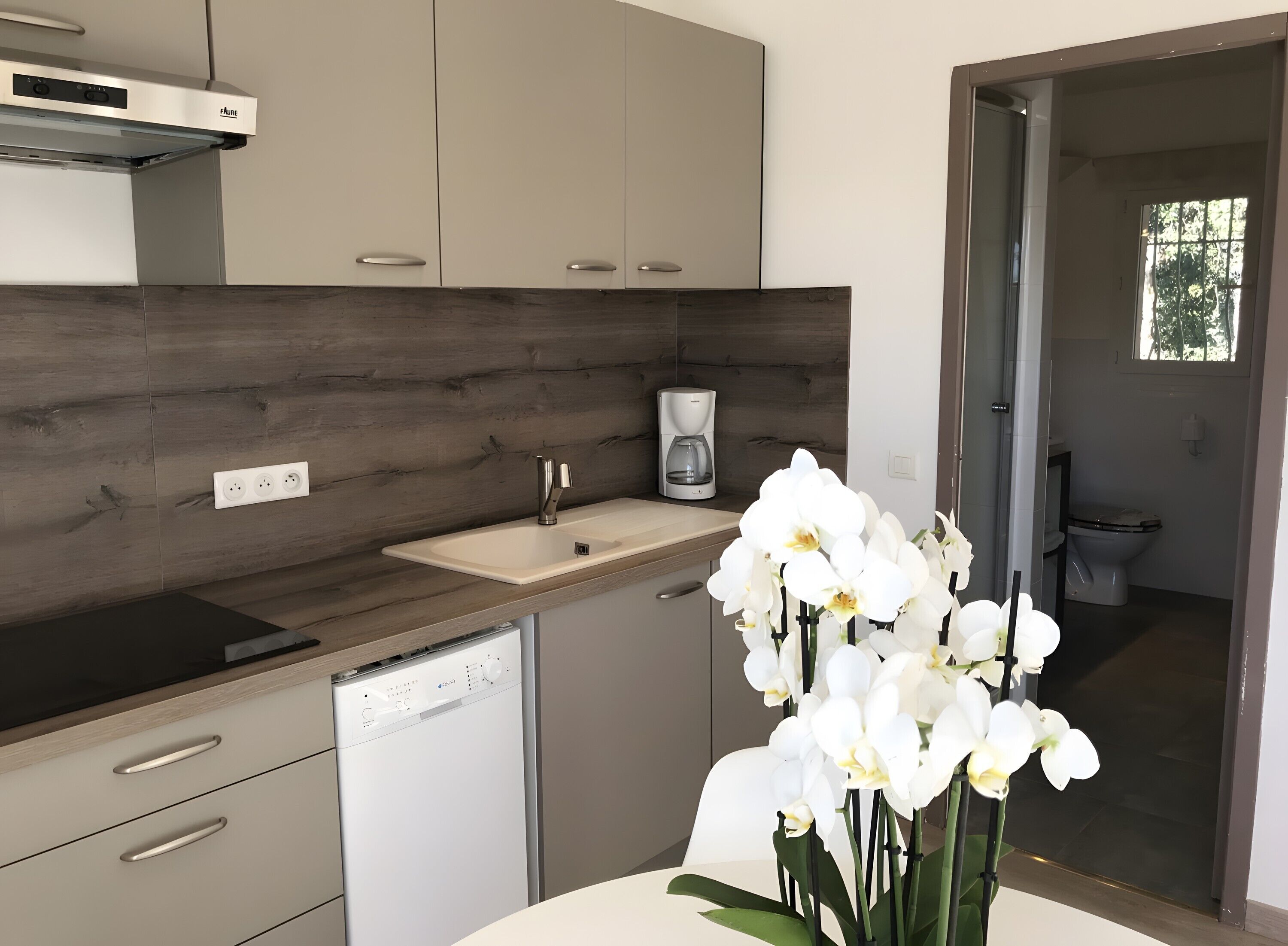 Een koelkast, een microgolfoven, een kookplaat, een vaatwasser