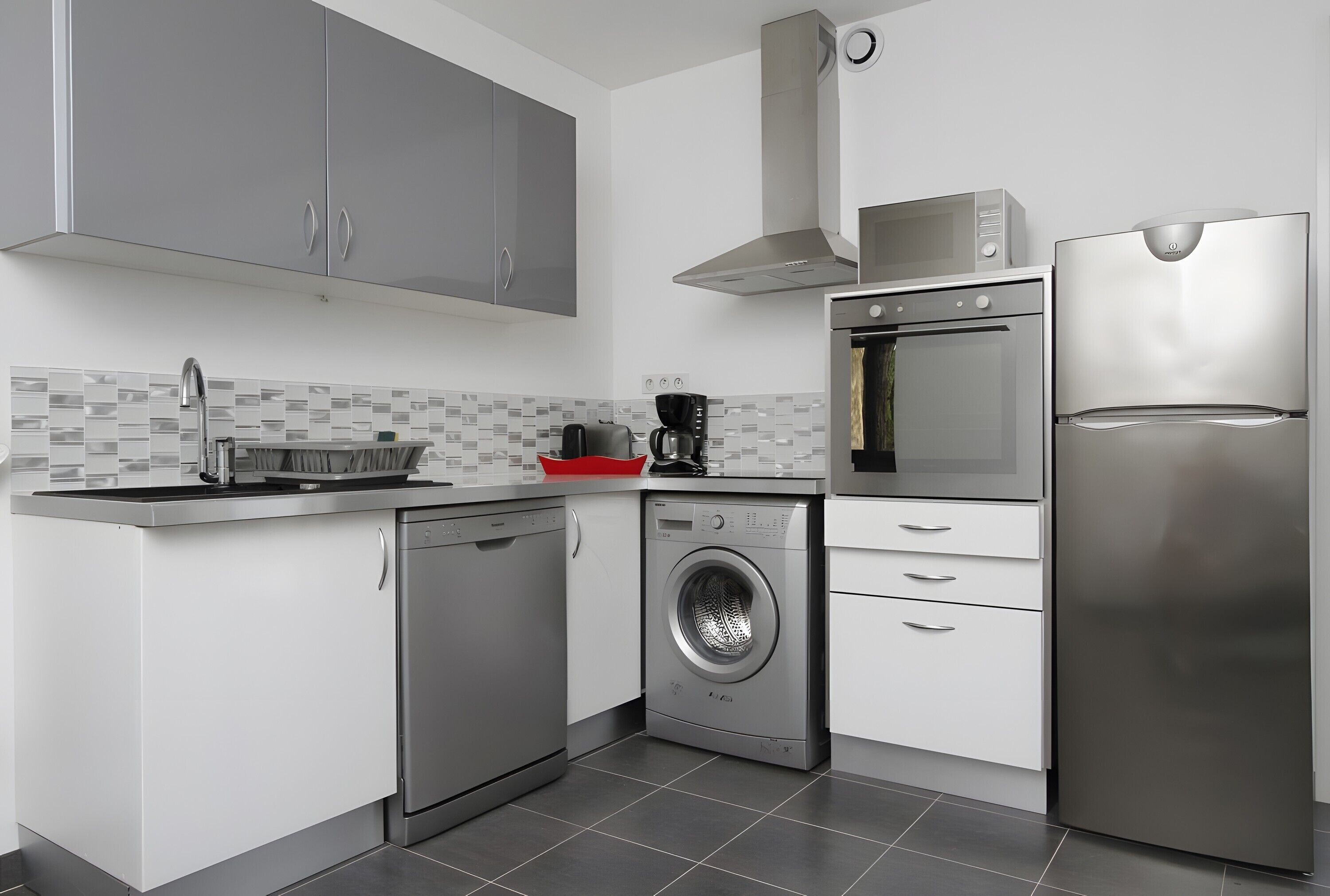 Kühlschrank, Mikrowelle, Ofen, Herdplatte