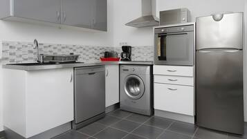 Kühlschrank, Mikrowelle, Ofen, Herdplatte