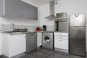 Fridge, microwave, oven, stovetop - Apartment 'Home 2' with Sea View, Wi-Fi and Air Conditioning (Sainte-Maxime)