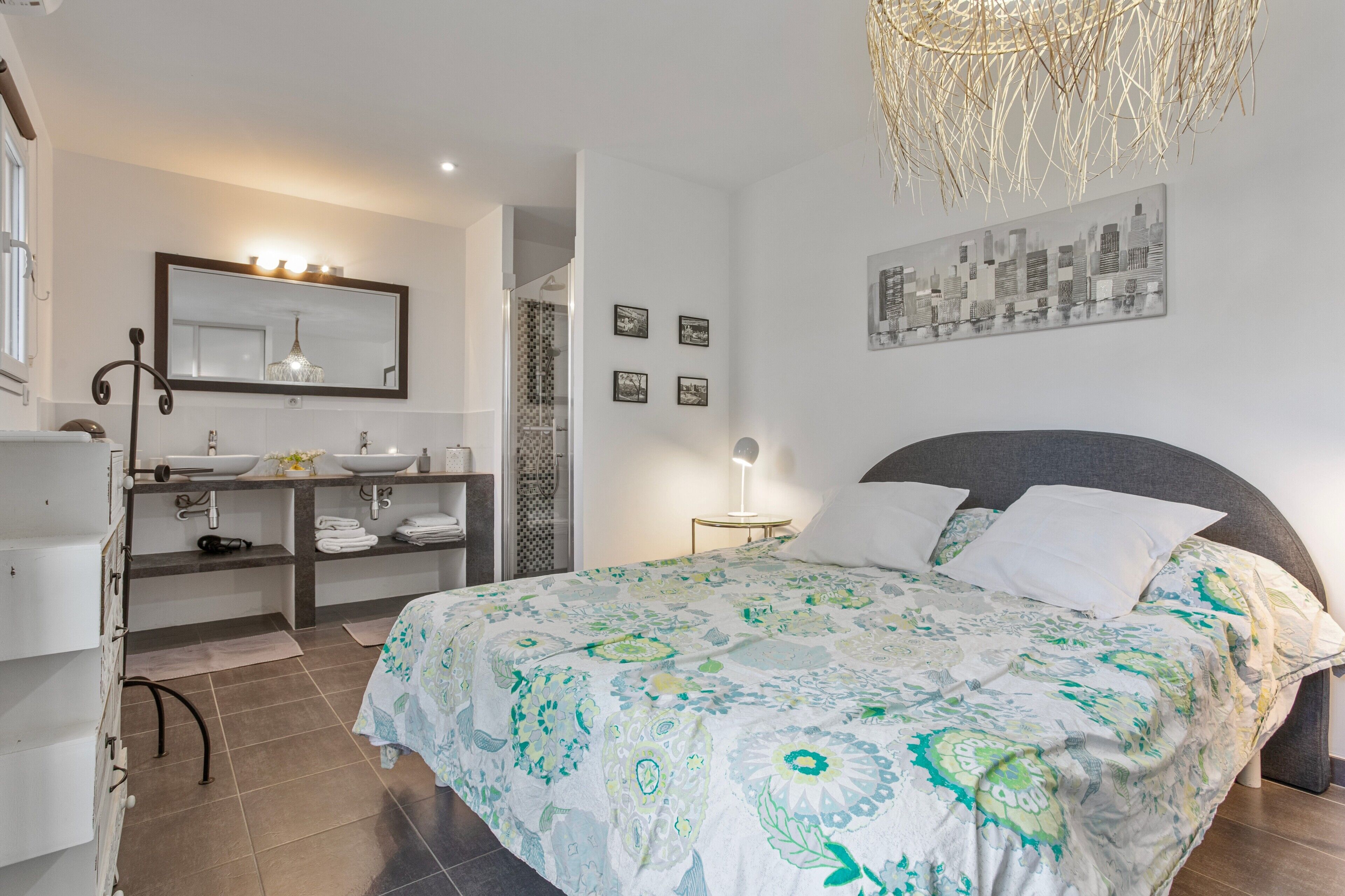 2 bedrooms, iron/ironing board, WiFi