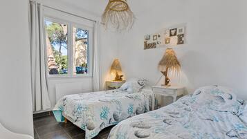 2 bedrooms, iron/ironing board, WiFi