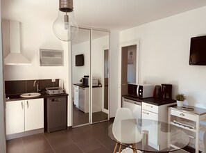Fridge, microwave, stovetop, dishwasher - Studio "1 - Le Mas Du Soleil" with Shared Pool, Wi-Fi, and Air Conditioning (Sainte-Maxime)