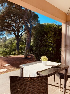 Outdoor dining - Studio "1 - Le Mas Du Soleil" with Shared Pool, Wi-Fi, and Air Conditioning (Sainte-Maxime)
