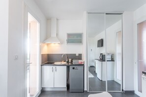 Jääkaappi, mikroaaltouuni, liesi, astianpesukone