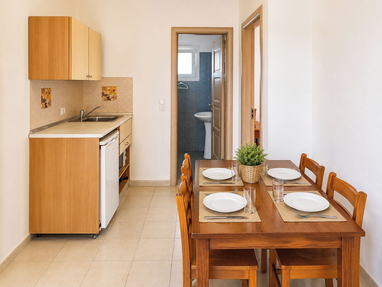 Appartement, 2 chambres | Cuisine privée | Mini réfrigérateur, batterie de cuisine, vaisselle et ustensiles