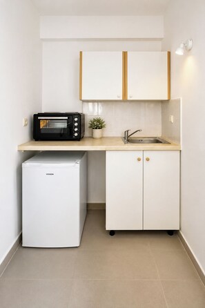 Camera tripla, 3 letti singoli | Cucina privata | Mini-frigorifero, pentole/stoviglie/utensili