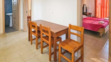 Apartemen, 2 kamar tidur | Ruang makan