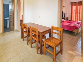 Apartment, 2 Bedrooms | Dining room