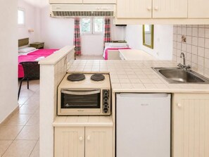 Habitación triple, en edificio anexo | Cocina privada | Frigorífico pequeño y utensilios de cocina