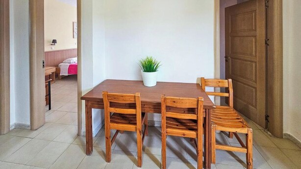 Apartment, 2 Schlafzimmer | Essbereich im Zimmer