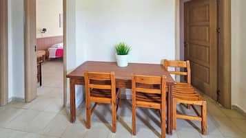 Appartement, 2 chambres | Restauration dans la chambre
