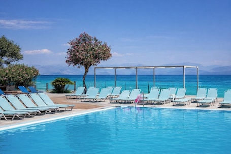 Una piscina al aire libre. Agnes Beach Hotel Apartments