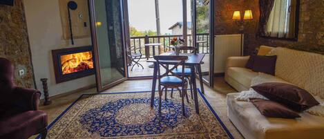 Télévision, cheminée, espaces bureaux