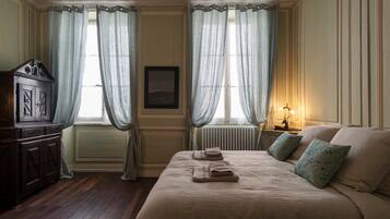 Iron/ironing board, WiFi, bed sheets, wheelchair access