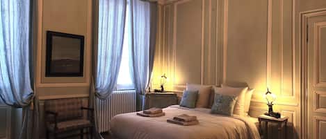 Iron/ironing board, WiFi, bed sheets, wheelchair access