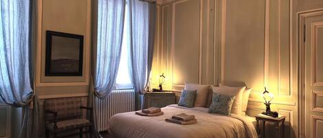 Iron/ironing board, WiFi, bed sheets, wheelchair access