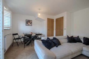 House | 2 bedrooms, Internet - Modern 2-bed House In Swinton - Private Parking (Manchester)