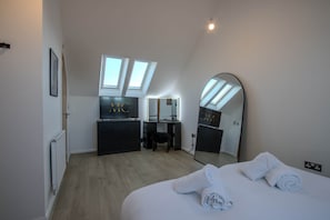 2 bedrooms, Internet - Modern 2-bed House In Swinton - Private Parking (Manchester)