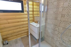 Shower, hair dryer, towels - Charming 3-Star Mountain Chalet – Skiing & Spa Retreat (Courchevel)