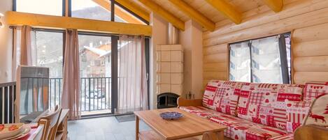 Televisión y chimenea