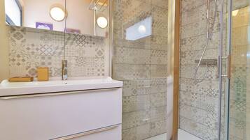 Shower, hair dryer, towels