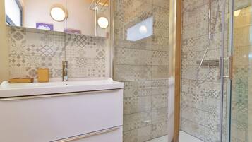 Douche, sèche-cheveux, serviettes fournies