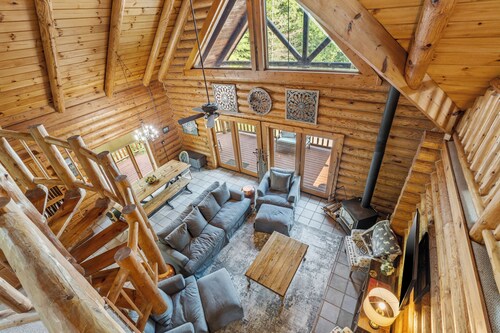 Serene Evergreen Gunter Hollow 3-bedroom Cabin in charming Fayetteville