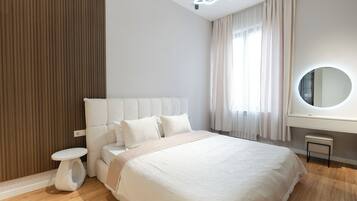 Lägenhet - balkong - utsikt mot staden | Strykjärn/strykbräda och gratis wi-fi