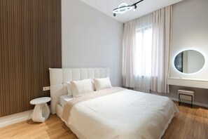 Lägenhet - balkong - utsikt mot staden | Strykjärn/strykbräda och gratis wi-fi