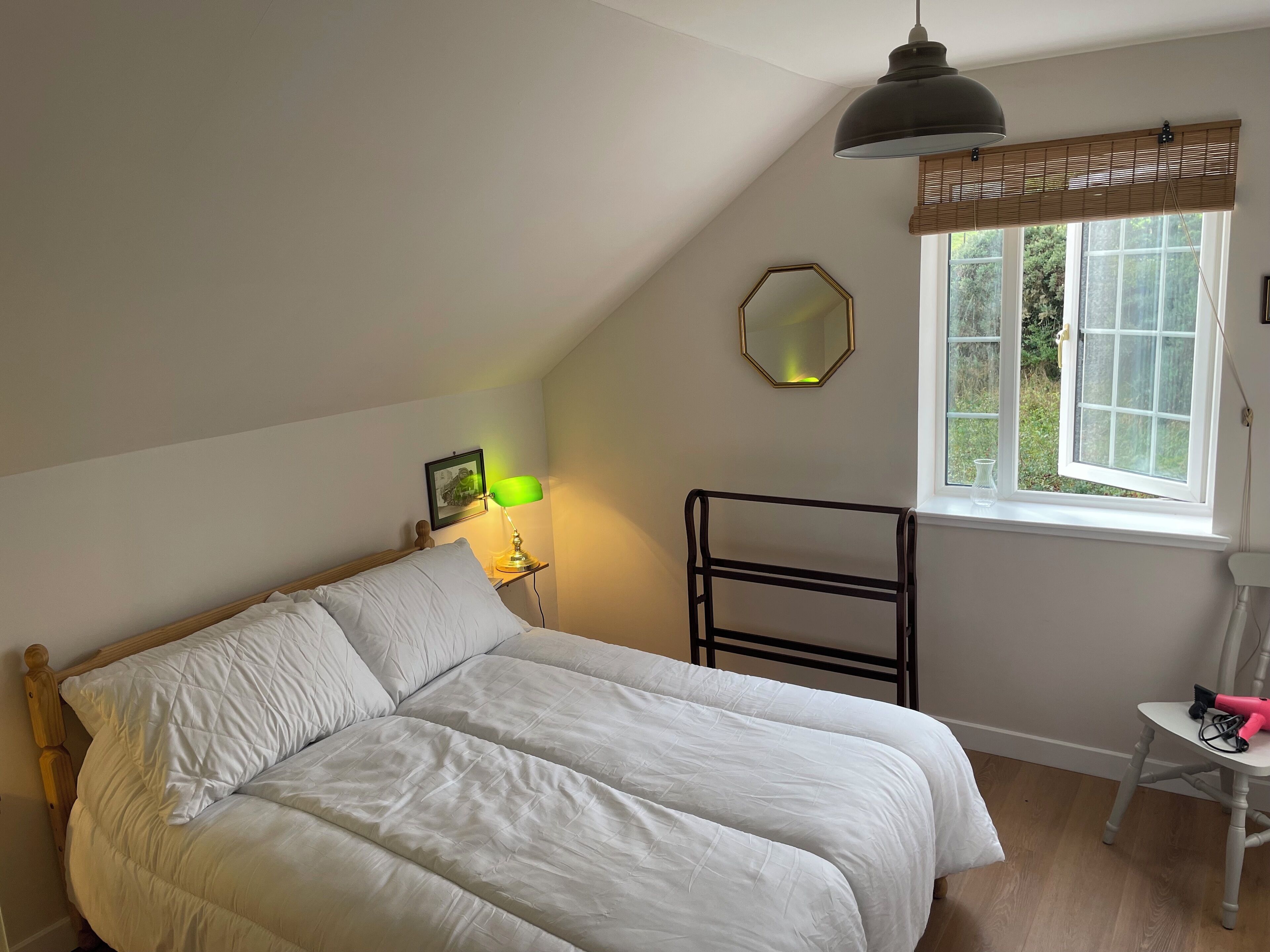 Een bureau, een strijkplank/strijkijzer, gratis wifi, beddengoed