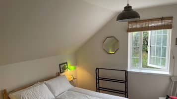 Een bureau, een strijkplank/strijkijzer, gratis wifi, beddengoed