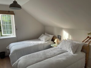 Bureau, fer et planche à repasser, Wi-Fi gratuit, draps fournis