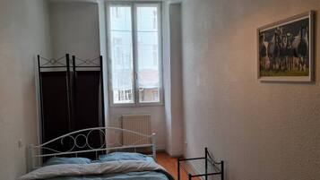 Fer et planche Ă repasser, draps fournis