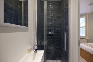 Appartement, patio | Salle de bain