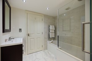 Appartement, patio | Salle de bain