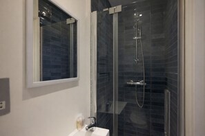 Appartement, patio | Salle de bain
